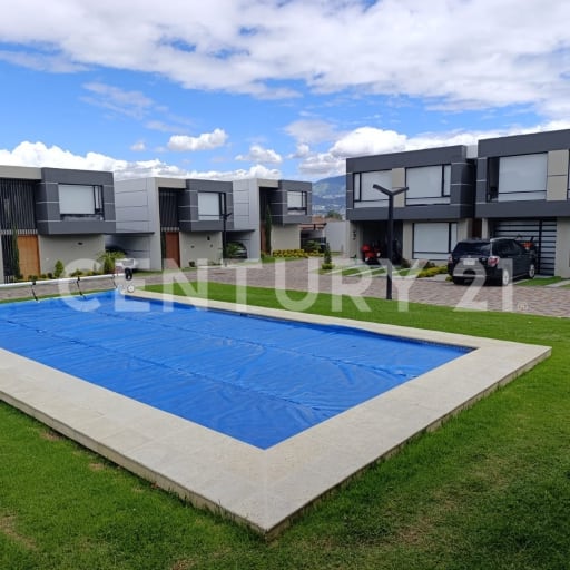 Casa nueva en Santa Rosa con piscina, cancha de pádel y 3 dormitorios