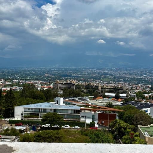 VENTA DE DEPARTAMENTO DE LUJO EN CUMBAYA CON VISTA ESPECTACULAR AV