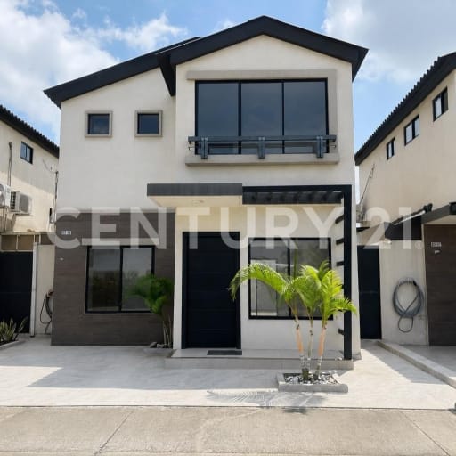 Casa lista para vivir en Los Prados, vista a piscina y áreas verdes