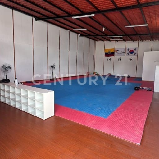 Local en renta 100m² en Plaza Comercial Cumbayá - Entrega inmediata