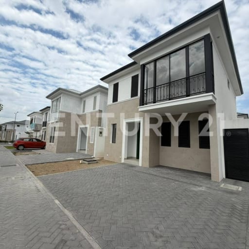 Casa nueva de 131m² frente a área social