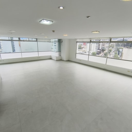 Renta Oficina esquinera 82m2. 2 parqueos. Av Orellana y 6 de diciembre. Edif. Alisal de Orellana.