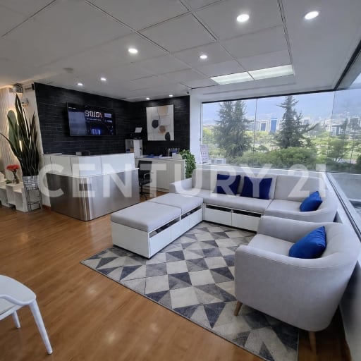 Oficina 135m² en Av. Shyris con vista a La Carolina y 3 parqueaderos