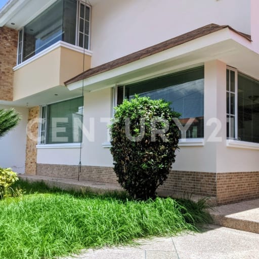 Hogar de ensueño en Pomasqui: naturaleza, lujo y confort