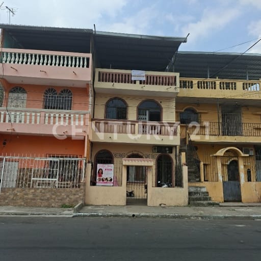 Casa en venta con 4 deptos. y terraza en 29ava y Nobol