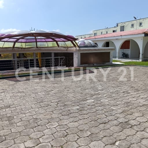 Casa circular con piscina y terreno para proyectos en Calderón