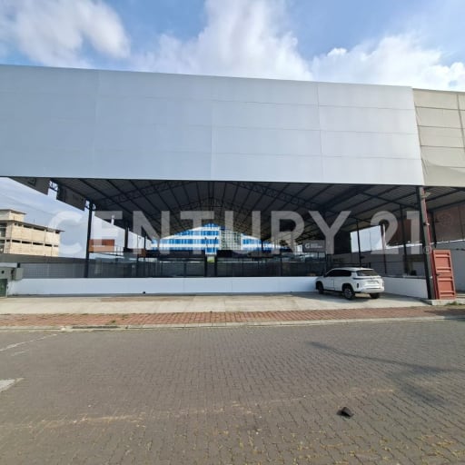 Lote comercial en alquiler/venta en Villa Club - $7,200 + IVA