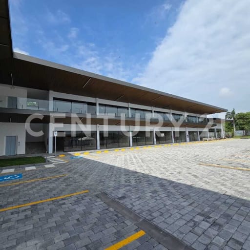 Local esquinero 48m² en Porto Celeste - Alta rentabilidad y visibilidad