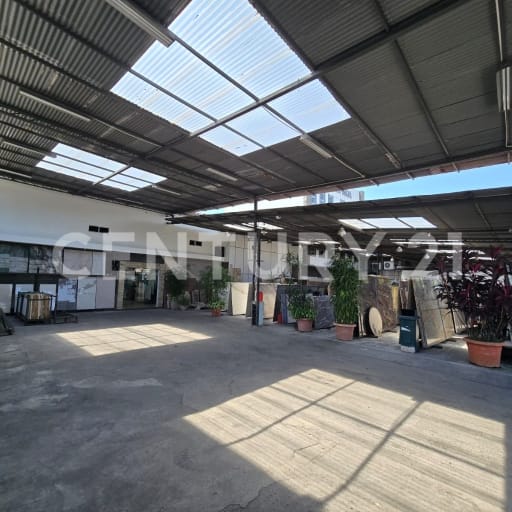 Local comercial 768m² en Av. Víctor Emilio Estrada, Urdesa. $800K