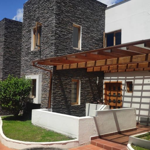 VENDO CASA - 3 DORMITORIOS - CUMBAYA TANDA - SALA DE ESTAR