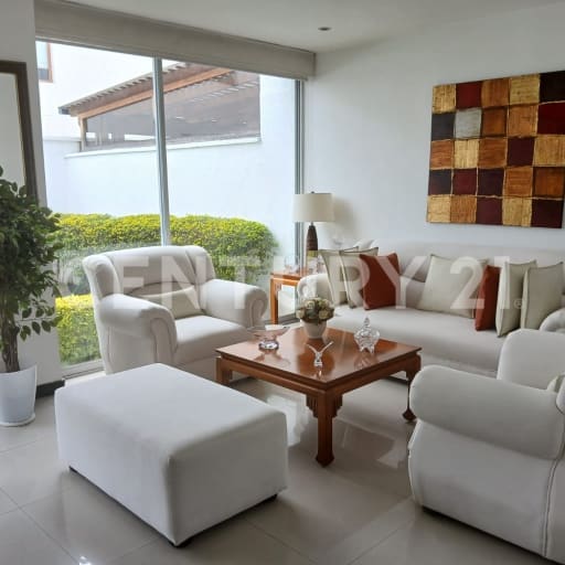 Casa en La Primavera, Cumbayá con jardín privado