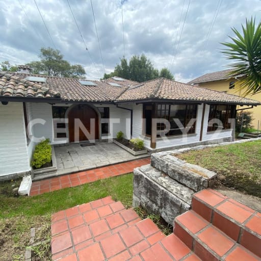 Casa amplia en venta en Cumbayá