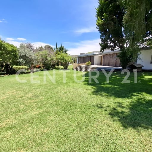 Quinta de 565m² en Guayllabamba con jardines y 10 parqueaderos