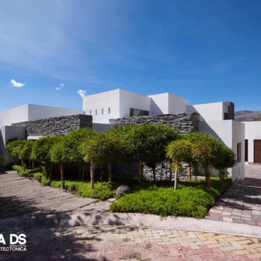 Venta Espectacular Casa de 5 dormitorios en Urbanización Pillagua. Sector Santa Ines. Cumbayá. JS