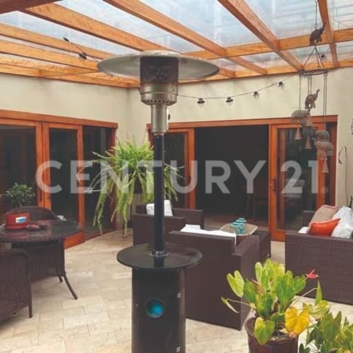 Casa de lujo en El Condado, 3 dorm, patio con pérgola