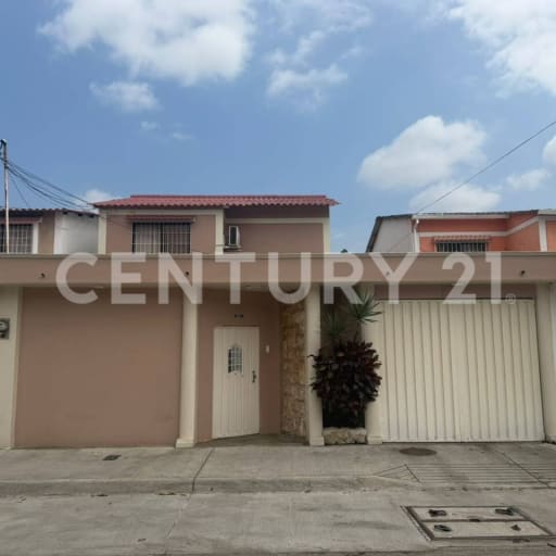 Casa remodelada en Samanes 5, 170m², 3 dormitorios y patio para 3 autos