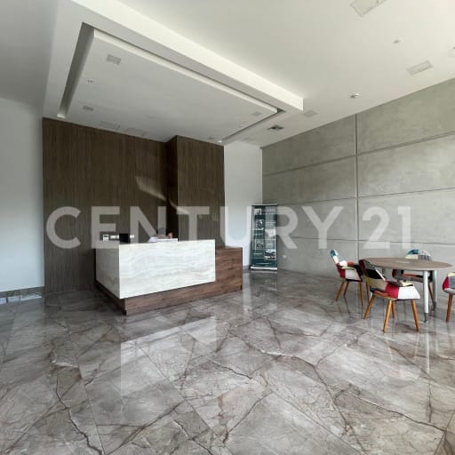 Oficina de estreno con parqueo y bodega en venta