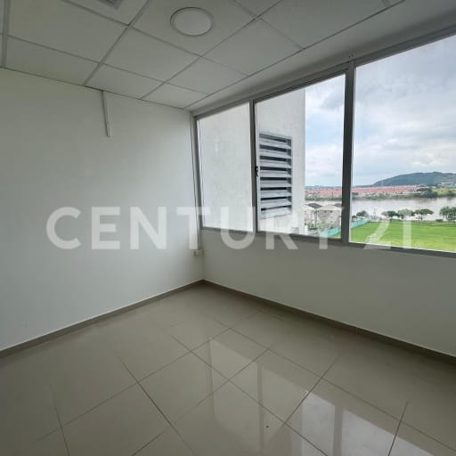 Oficina 5to piso con vista al Río Daule en River Plaza