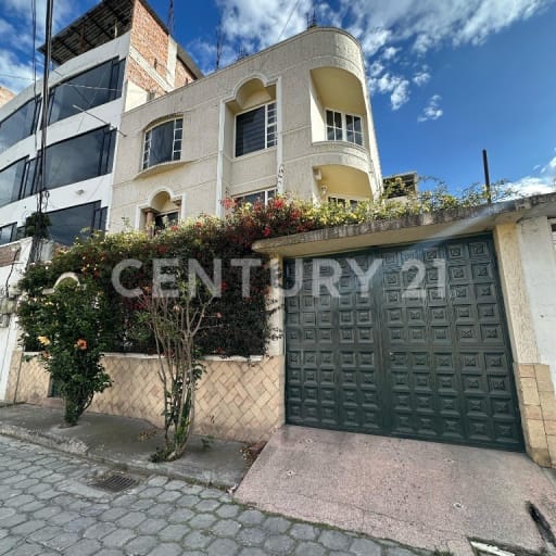 Casa rentera cerca de ESPOCH y parque, 398m², 3 deptos. ¡Invierte ya!