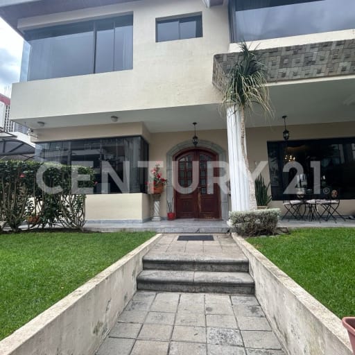 Casa en Monteserrín: 5 dormitorios, 460m² y área de BBQ
