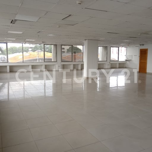 Oficina amplia en norte de Guayaquil: 3 baños y parqueo