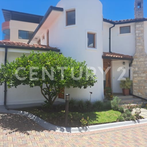 Casa independiente en Tumbaco, 168.52m², conjunto seguro