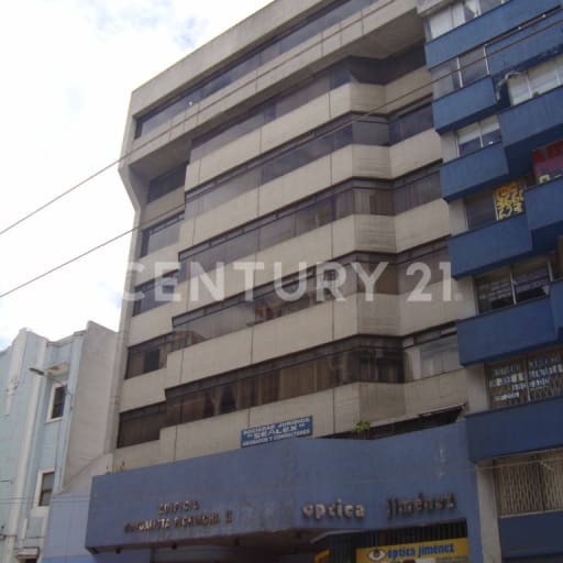 Oficina con vista a la calle en edificio con seguridad