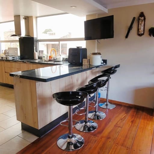 VENTA CASA RENTERA REMODELADA 375 m², 2 departamentos, 2 suites, Ciudadela Kennedy. XG_Aqt