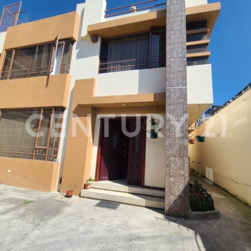 Casa espaciosa ESPOCH: 329m², 5 dormitorios, seguridad y terraza