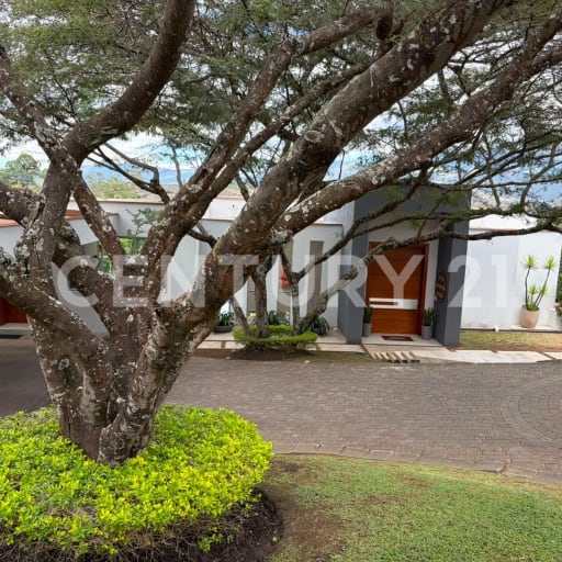 Casa en urbanización privada en Puembo con vista espectacular