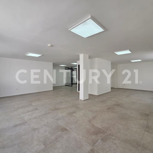 Local comercial 63.50 m² en edificio moderno, ideal para oficinas