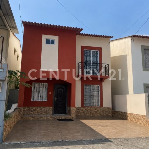 Casa 2 pisos en Av. Narcisa de Jesús con doble seguridad y parqueo