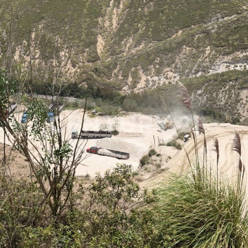 Terreno industrial con explotación de puzolana en Quito