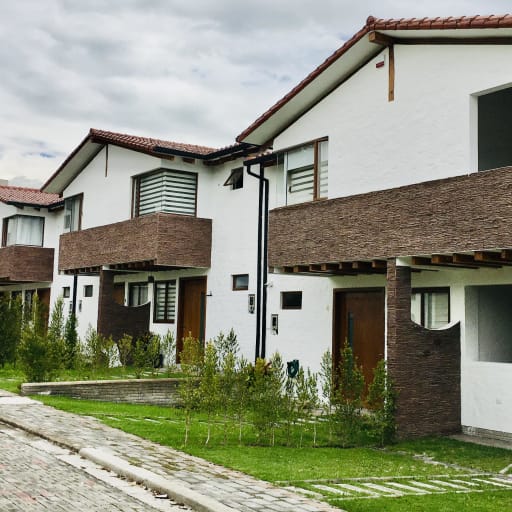 Venta casa tipo hacienda conjunto privado La Armenia Quito