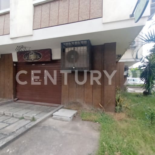 Local comercial esquinero 135m² - Barrio Centenario, Guayaquil