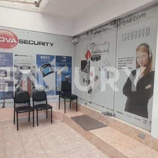 Oficina + bodega en planta baja: 40 m² con mobiliario opcional