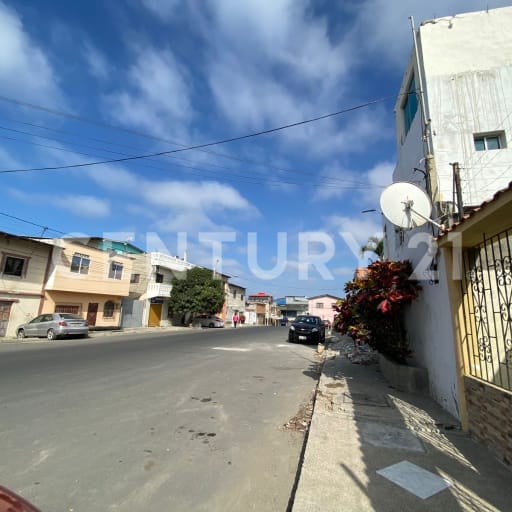 Casa cerca del mar: 4 dormitorios, ideal para negocio o vivir