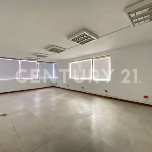 Edificio corporativo en La Carolina: 780m², 3 pisos y 5 parqueaderos