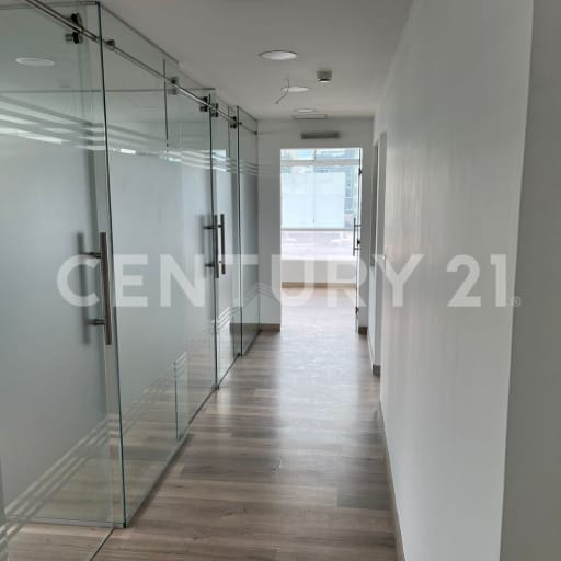 Oficina corporativa con sala de juntas para 14 personas y parqueaderos