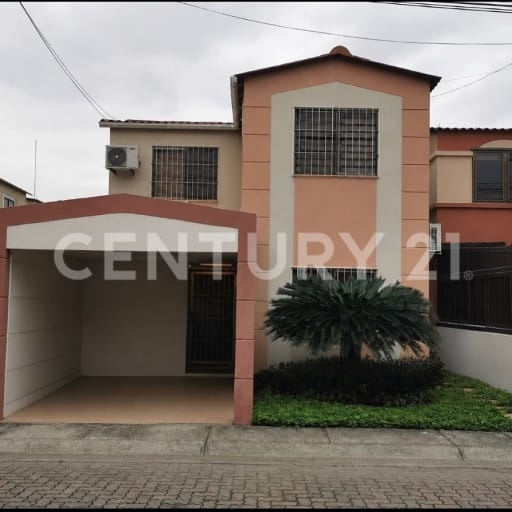 Casa en Las Joyas con 4 hab., A/C y parqueo cubierto