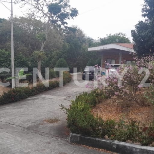 Finca de 10 hectáreas con piscina y cancha multifuncional