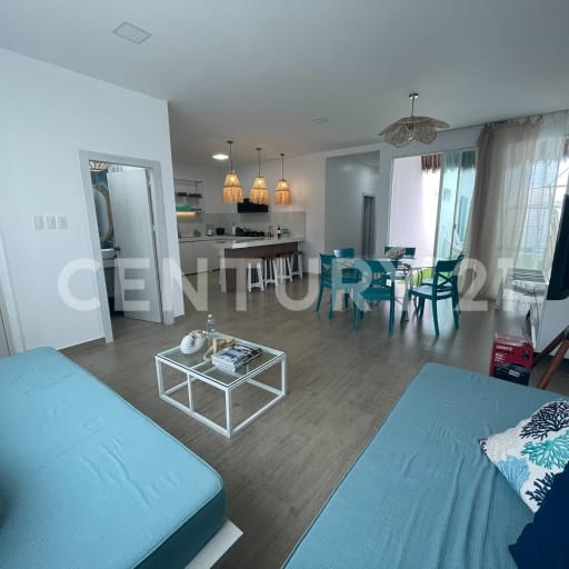 Casa cerca de la playa con piscina y cimientos para segundo piso