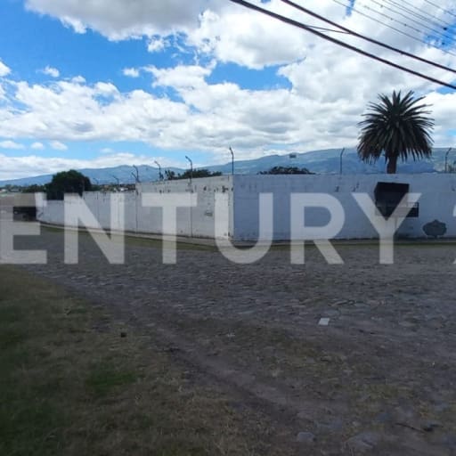 Terreno esquinero de 2440m² en San José Tumbaco