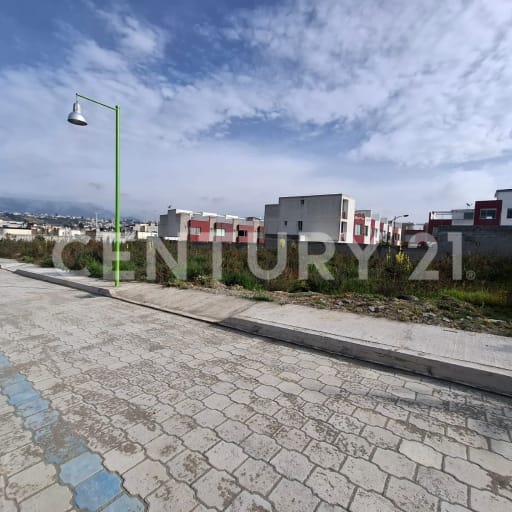 Terreno esquinero en Calderón para locales comerciales con financiamiento