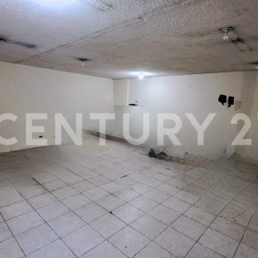 Bodega comercial de 63 m² en Av. 10 de Agosto, uso comercial