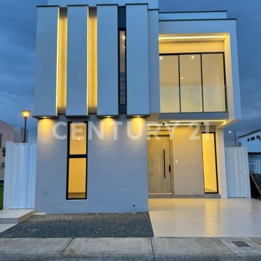 Casa de 3 dormitorios con piscina y canchas en venta