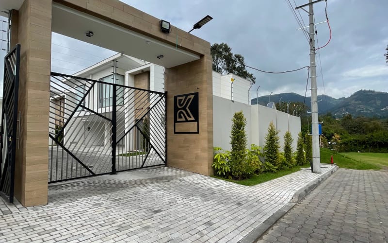 CASA DE VENTA EN CONJUNTO RESIDENCIAL PRIVADO POR ESTRENAR.