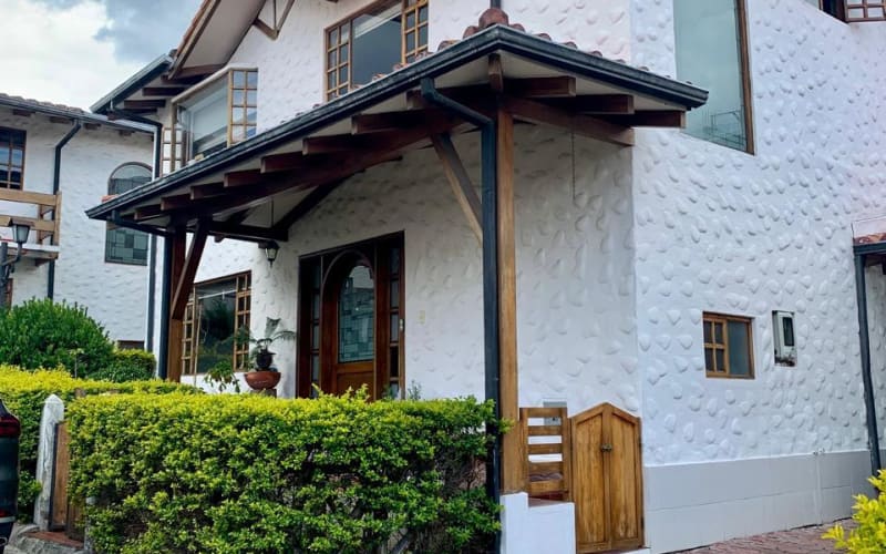 VENTA CASA CUMBAYA, 3 DORMITORIOS, INTERVALLES