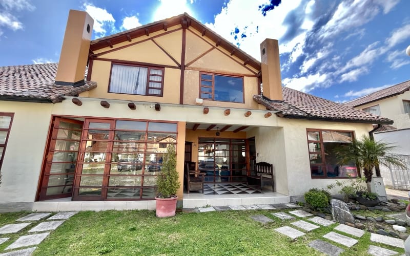 VENTA DE CASA CON AMPLIO PORCHE TRASERO EN EL BULEVAR DE LAS ACACIAS AV
