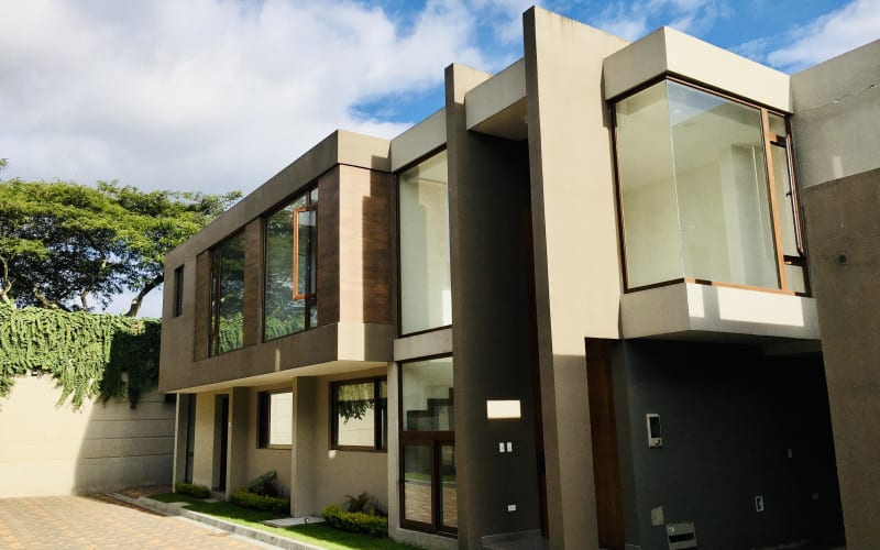 Venta casa a estrenar. En Conjunto. 3 dormitorios. Cumbayá Santa Inés. SC